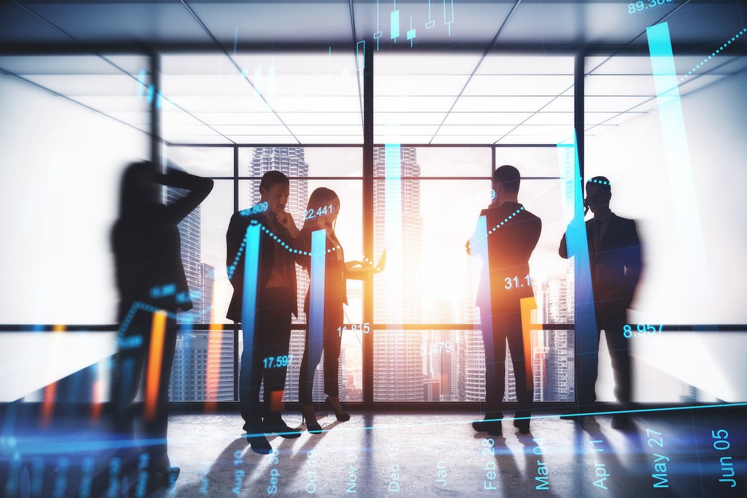 Siluetas de profesionales en oficina con luz cálida, representando negocios de comercio exterior