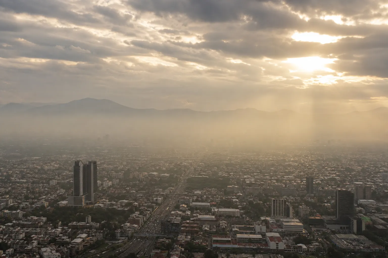 Vista de la Zona Metropolitana del Valle de México durante un episodio de mala calidad del aire por ozono