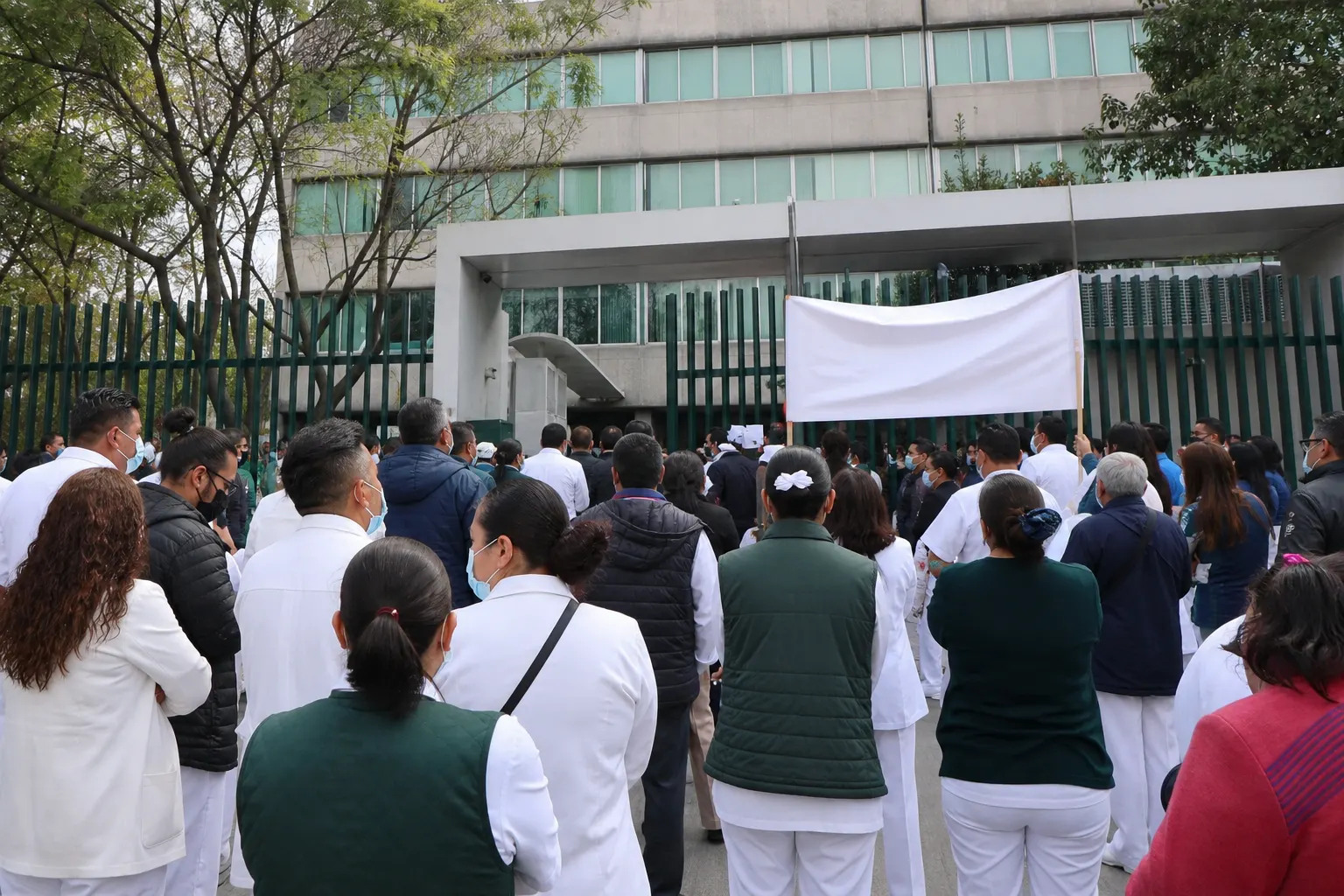 Trabajadores del IMSS durante una protesta por salario y condiciones laborales en Ciudad de México